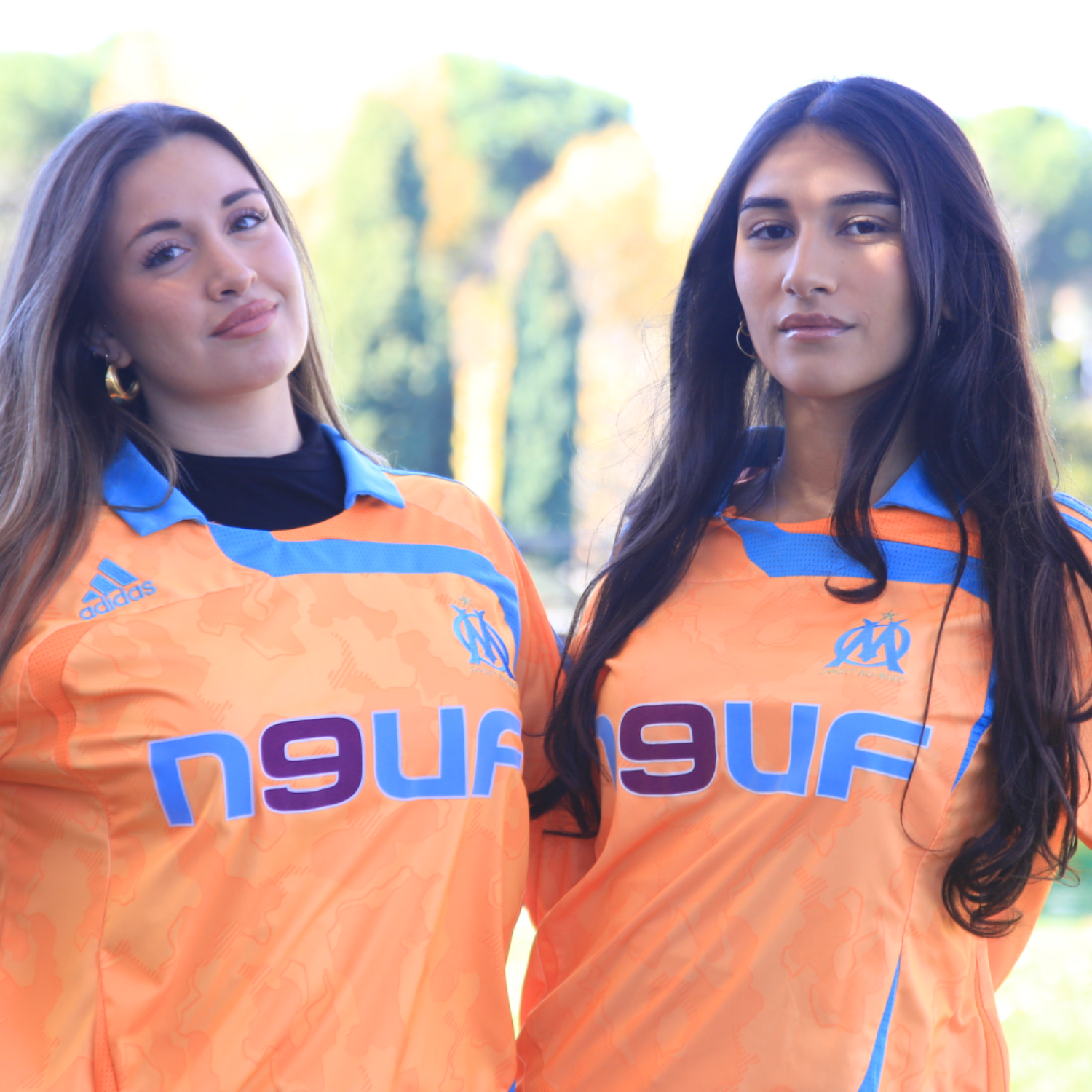 Dos mujeres posando con una de las mejores camisetas de futbol retro de Futmaniacos, la del Olympique de Marsella