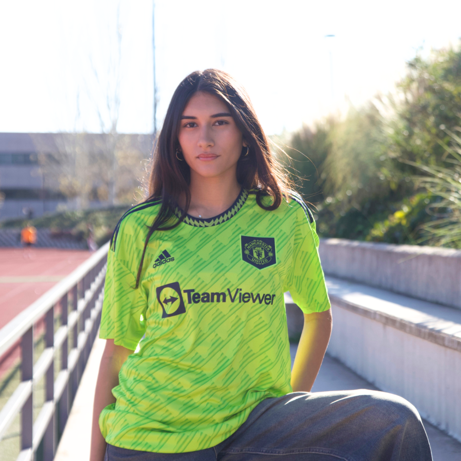 Mujer con la camiseta alternativa del Manchester United posando