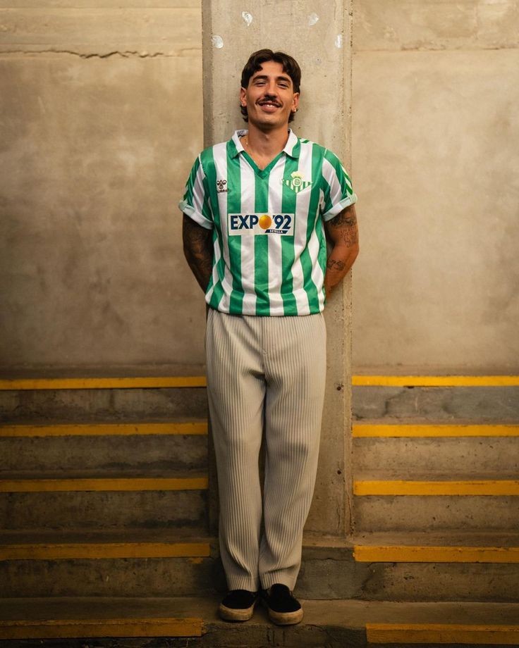 Modelo con camiseta original del Real Betis Balompié temporada 1995 fabricada por Meyba estilo blokecore