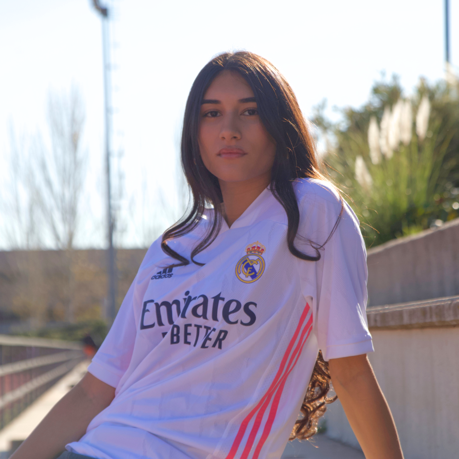 Mujer con la camiseta del Real Madrid como portada de la sección de Liga Española